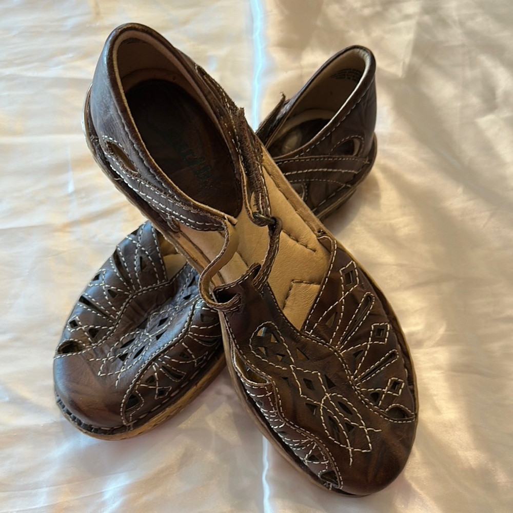 Earth Women's Brown Leather Flats